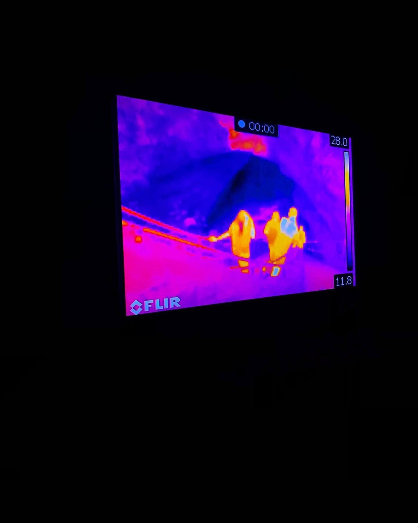 @mammothcavenps selects @the_sca interns for summer and winter bat monitoring. Each season with different duties. Let's talk about the work that goes into data collection. 
In the summer, starting in May, interns utilize specialized equipment to hik
